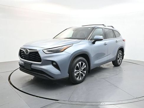 Used 2022 Toyota Highlander XLE AWD/4WD image 3