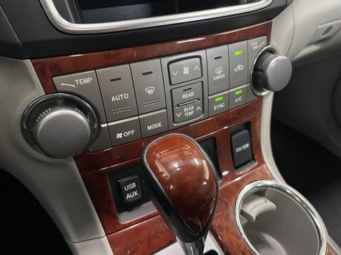 Used 2013 Toyota Highlander Limited AWD/4WD image 18