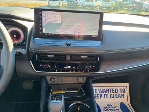 Used 2025 Nissan Rogue Platinum image 16