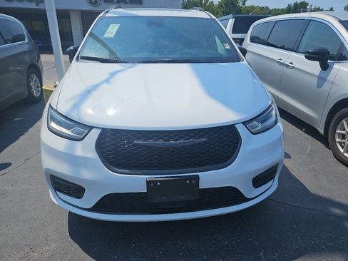 Used 2025 Chrysler Pacifica Limited FWD image 2