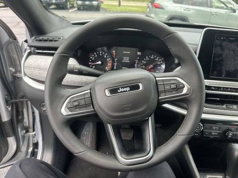 Used 2025 Jeep Compass Latitude AWD/4WD image 13