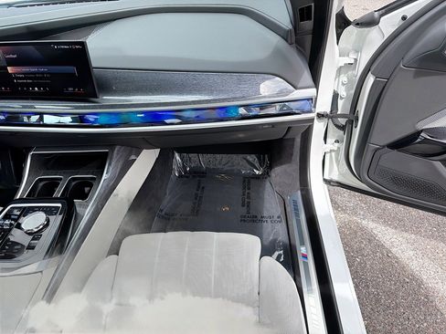 Used 2025 BMW 750e xDrive w/ Executive Package image 18