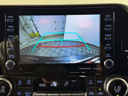 Used 2021 Toyota Highlander XLE AWD/4WD image 26