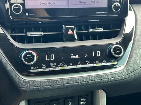 Used 2022 Toyota Corolla Cross XLE w/ Convenience Package FWD image 29