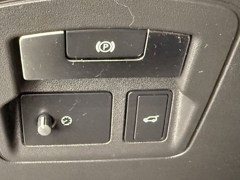 Used 2020 Land Rover Range Rover Velar R-Dynamic S image 32