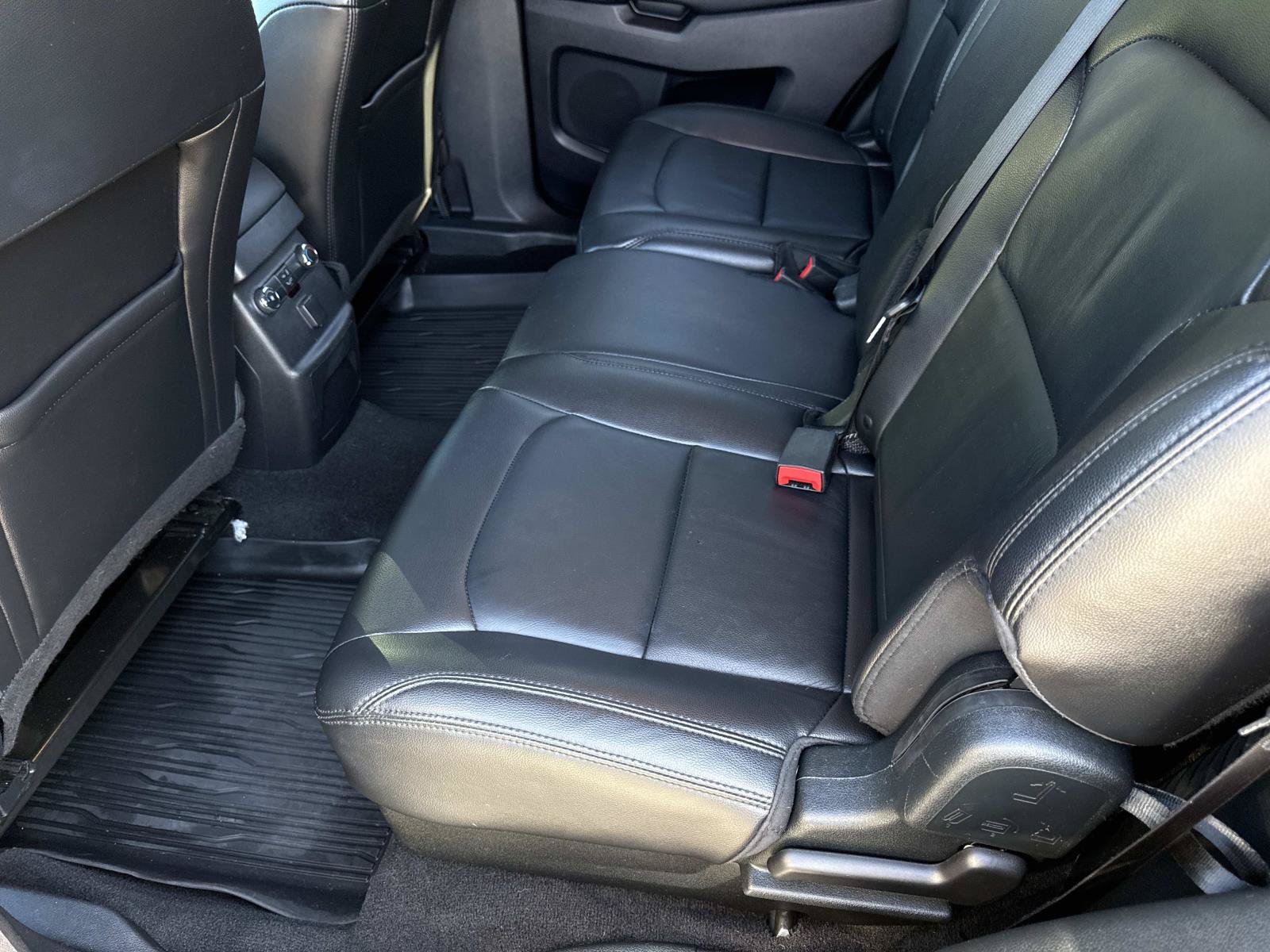Used 2018 Ford Explorer XLT w/ Equipment Group 202A AWD/4WD image 10