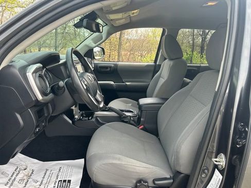 Used 2018 Toyota Tacoma SR5 image 9