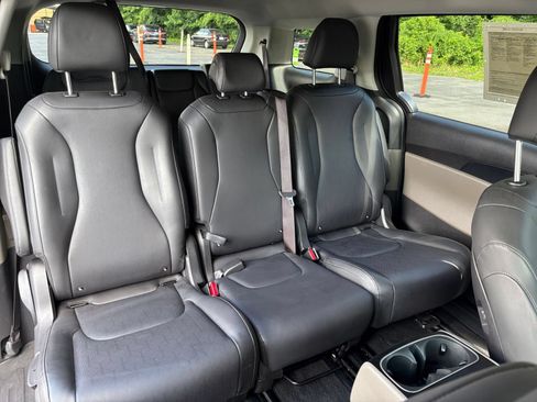 Used 2026 Kia Carnival FWD image 40