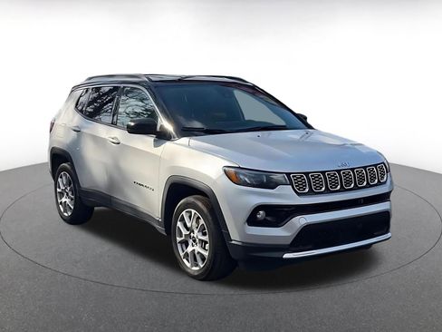 Used 2025 Jeep Compass Limited image 3