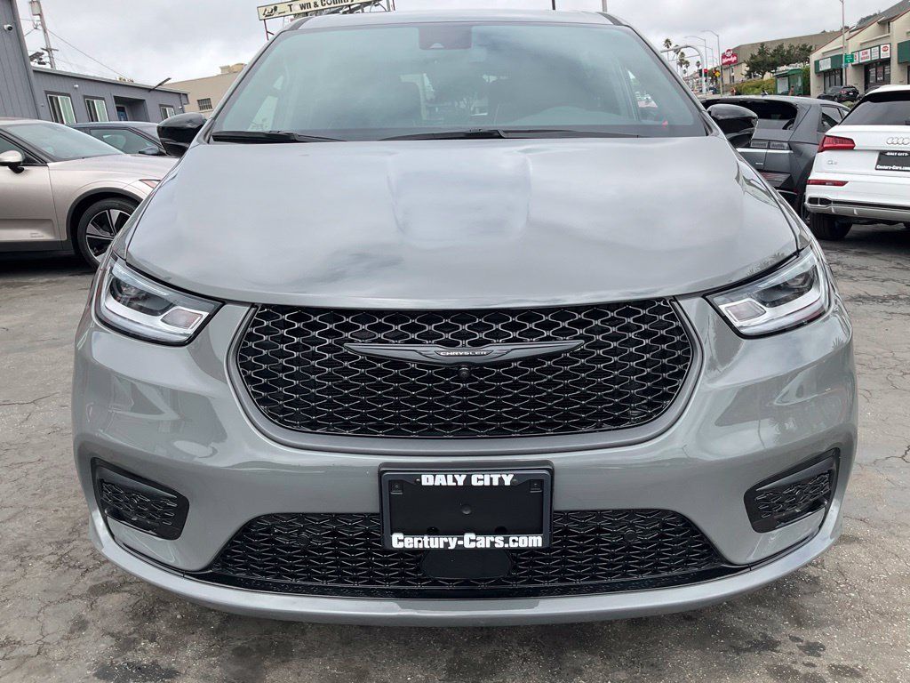 Used 2023 Chrysler Pacifica Limited w/ S Appearance Package FWD image 2