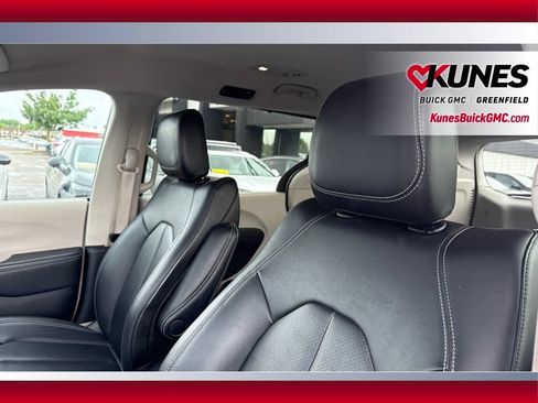 Used 2024 Chrysler Pacifica Touring-L FWD image 18