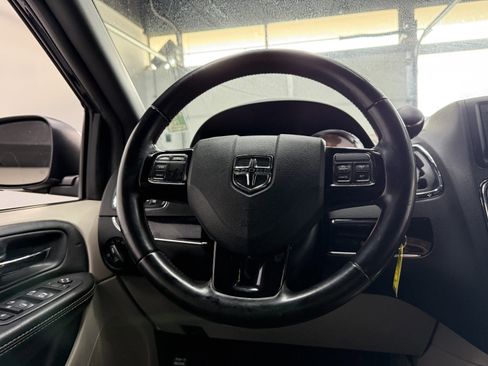 Used 2017 Dodge Grand Caravan SE image 13