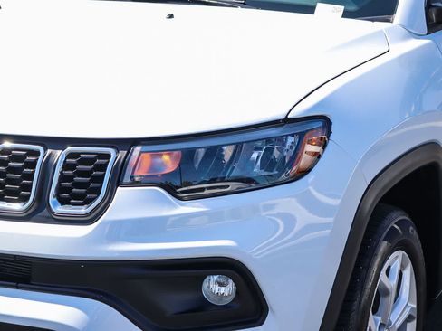 Used 2024 Jeep Compass Latitude AWD/4WD image 8