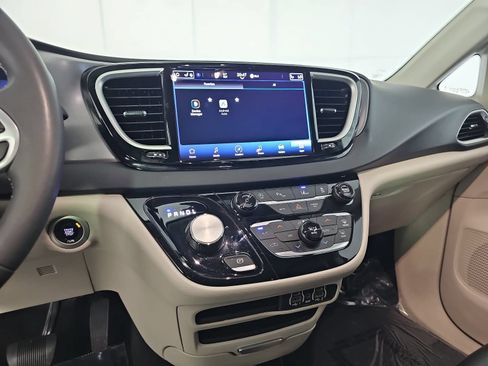 Used 2023 Chrysler Pacifica Touring-L FWD image 18