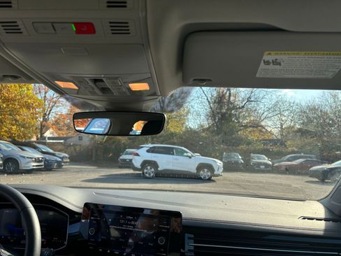 Used 2025 Volkswagen Jetta SE image 32