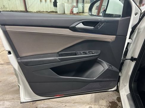 Used 2022 Volkswagen Taos SEL w/ Panoramic Sunroof Package AWD/4WD image 24