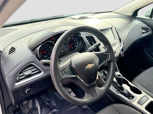 Used 2018 Chevrolet Cruze LS image 9