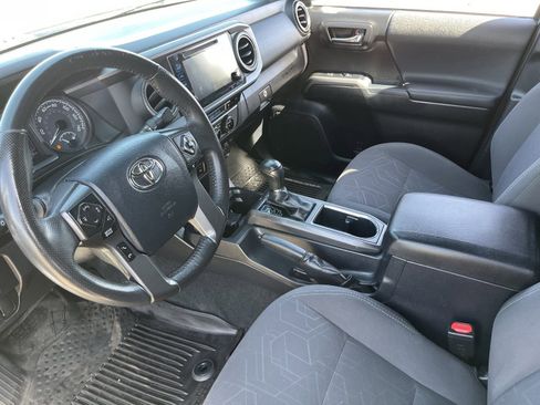 Used 2017 Toyota Tacoma TRD Off-Road w/ Premium & Technology Package AWD/4WD image 19