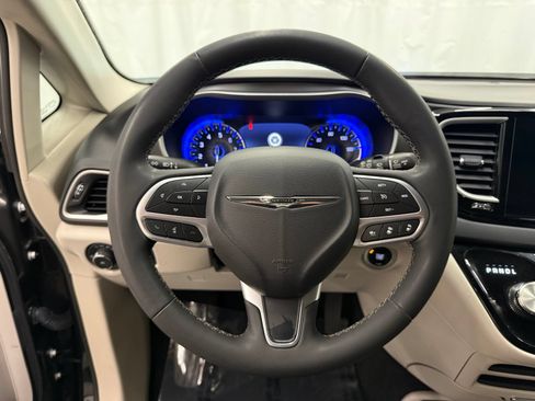 Used 2023 Chrysler Pacifica Touring-L FWD image 12