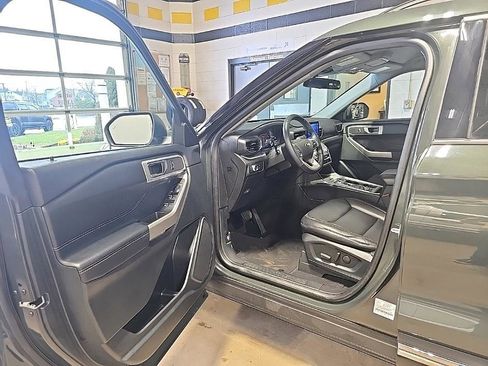 Used 2022 Ford Explorer XLT w/ Equipment Group 202A image 9