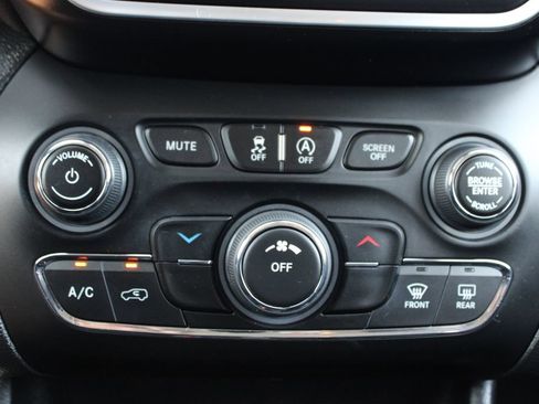 Used 2020 Jeep Cherokee Latitude Plus AWD/4WD image 35