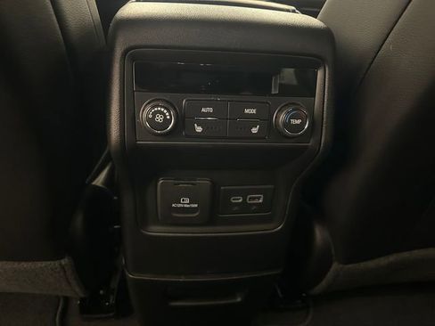 Used 2023 GMC Acadia SLT w/ Elevation Edition FWD image 17