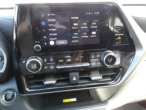 Used 2023 Toyota Highlander XLE AWD/4WD image 20