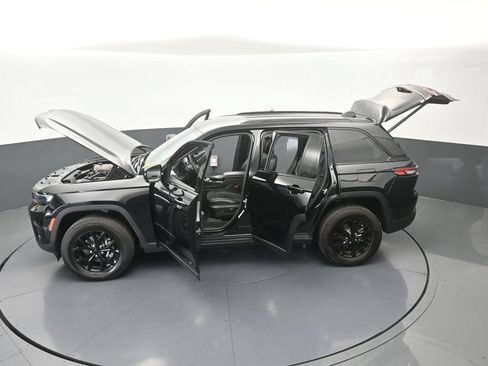 Used 2025 Jeep Grand Cherokee Altitude RWD image 67