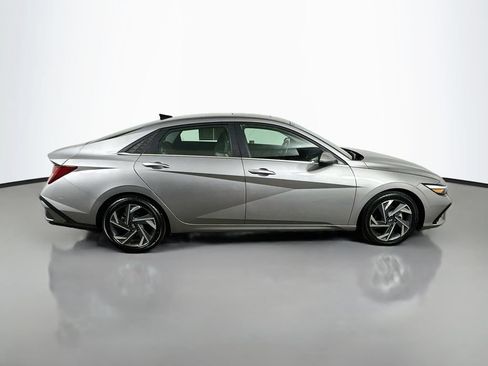 Used 2025 Hyundai Elantra Limited FWD image 7
