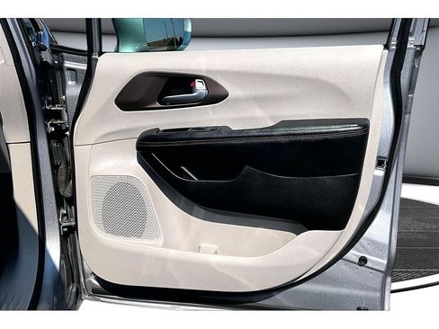 Certified 2019 Chrysler Pacifica Touring Plus FWD image 48