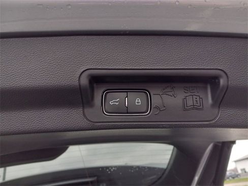 Used 2022 Ford Explorer XLT w/ Equipment Group 202A image 12