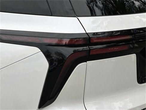 Used 2024 Chevrolet Traverse Z71 image 6