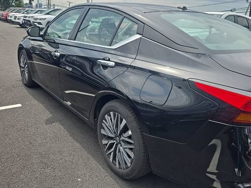 Used 2025 Nissan Altima 2.5 SV FWD image 4