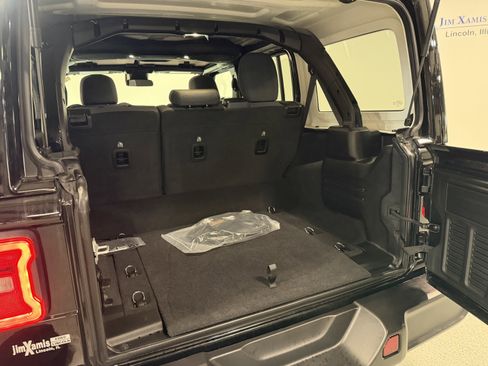 Used 2025 Jeep Wrangler Unlimited Sahara image 27