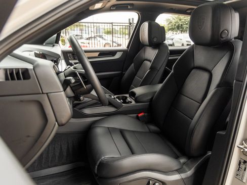 Certified 2026 Porsche Cayenne AWD/4WD image 5