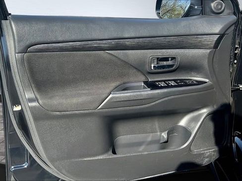 Used 2018 Mitsubishi Outlander FWD image 19