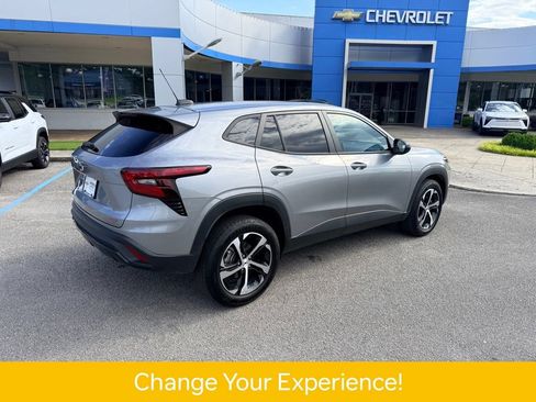 Used 2025 Chevrolet Trax RS w/ Sunroof Package FWD image 21