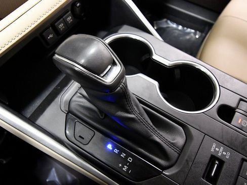 Used 2020 Toyota Highlander XLE image 28