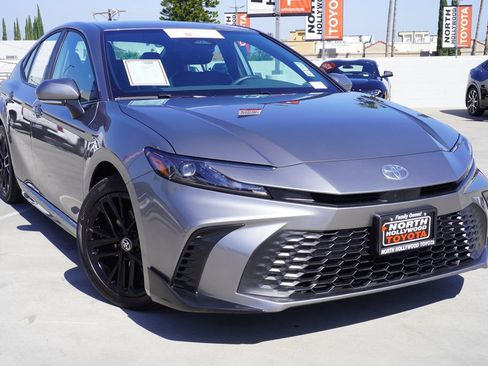 Used 2025 Toyota Camry SE image 2