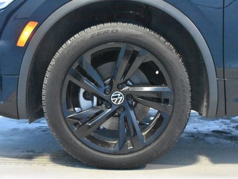 Used 2024 Volkswagen Tiguan SE R-Line image 25