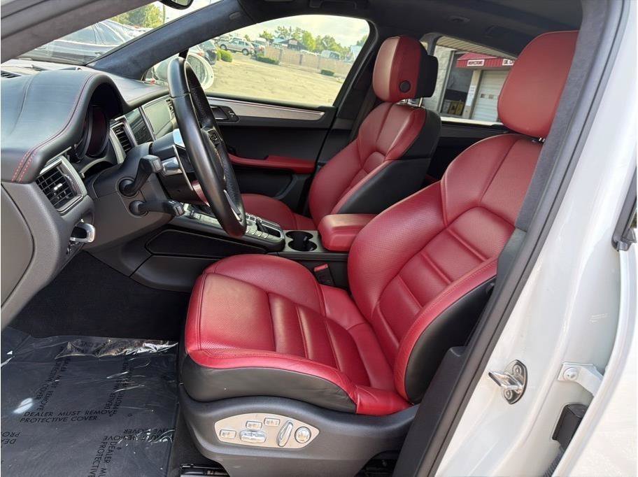 Used 2017 Porsche Macan Turbo AWD/4WD image 12