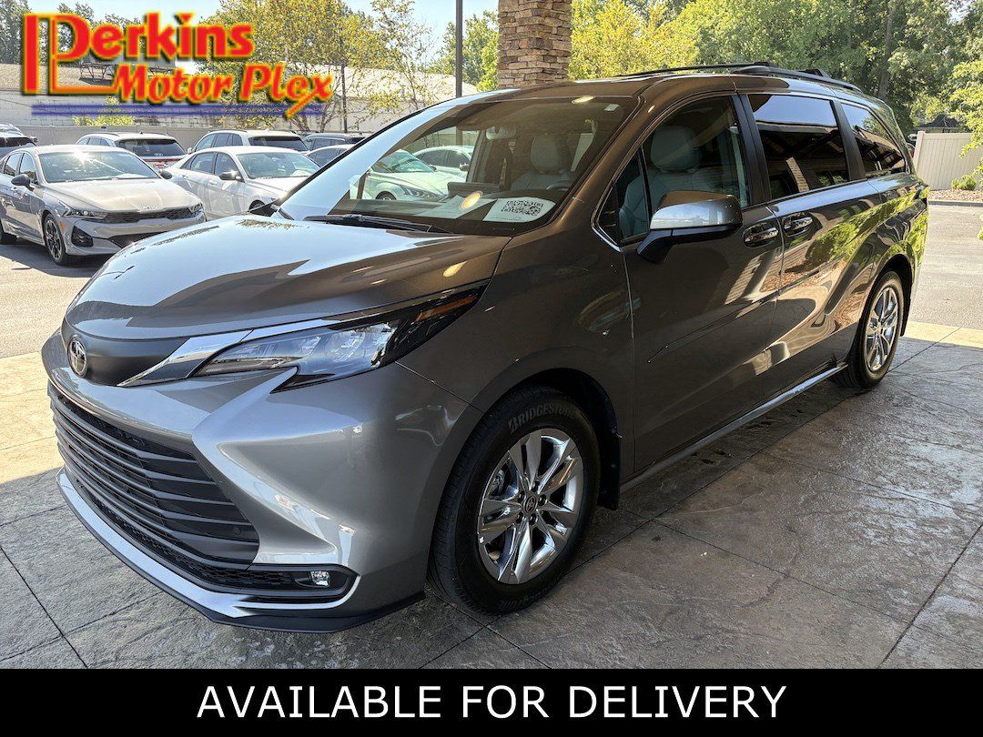 Used 2026 Toyota Sienna XLE AWD/4WD image 1