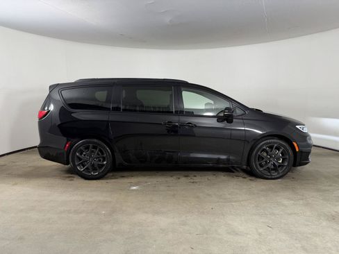 Used 2025 Chrysler Pacifica Limited FWD image 6
