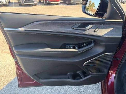 Used 2024 Jeep Grand Cherokee Overland w/ Luxury Tech Group IV image 21