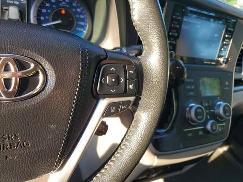 Used 2020 Toyota Sienna XLE FWD image 27