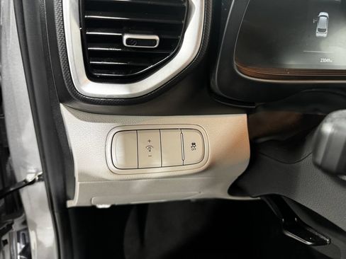 Used 2025 Hyundai Venue SEL FWD image 31