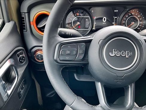 Used 2025 Jeep Gladiator Mojave AWD/4WD image 12
