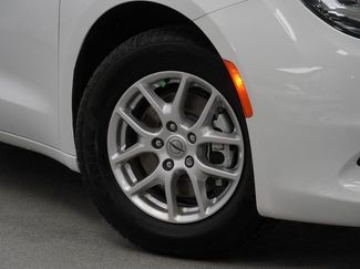 Used 2023 Chrysler Voyager LX video 4