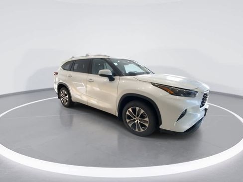 Used 2022 Toyota Highlander XLE AWD/4WD image 2
