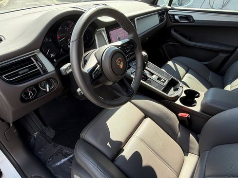 Certified 2025 Porsche Macan AWD/4WD image 4